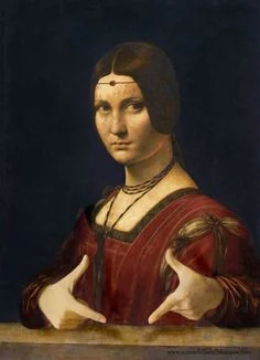 La donna in rosso con le mani aperte
