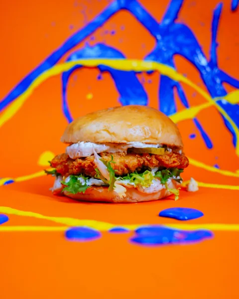 Burger e schizzi di colore