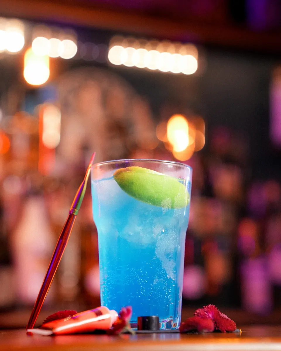 Un cocktail azzurro al bancone