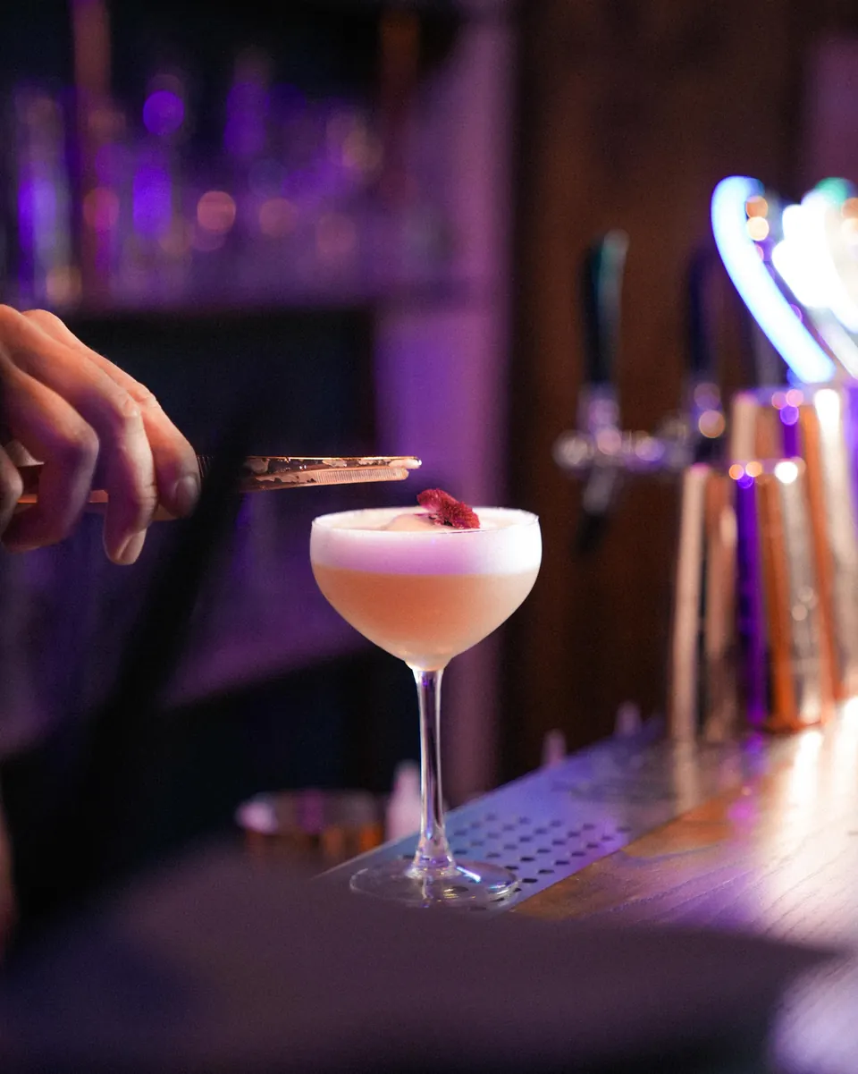 La preparazione di un cocktail al bancone