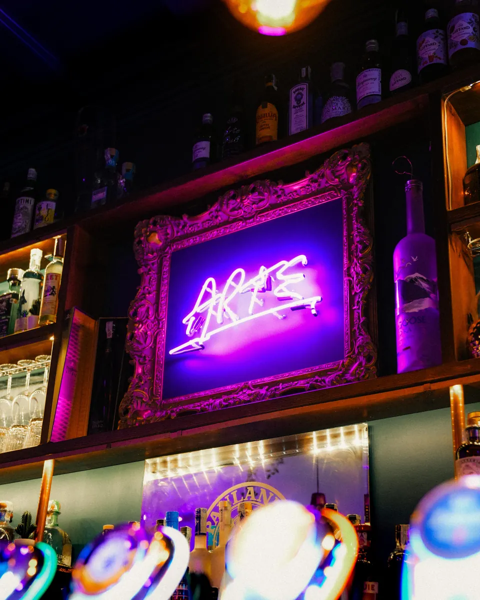 Il neon Arte Pub all’interno del locale